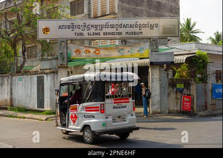 L'ingresso principale del Museo del genocidio Tuol Sleng, Phnom Penh, Cambogia Foto Stock