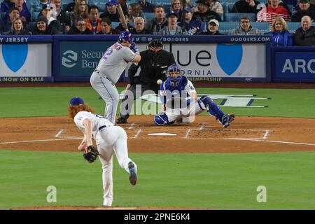 New York Mets designato hitter Daniel Vogelbach (32) attende il campo durante una partita di stagione regolare MLB tra i Los Angeles Dodgers e New Yor Foto Stock