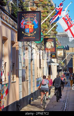 La gente viaggia in bicicletta di fronte al pub Trafalgar Tavern, vicino al Tamigi, Greenwich, Londra, Regno Unito. Foto Stock