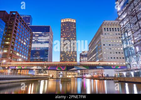 La ferrovia sopraelevata che passa dal Canary Wharf Middle Dock, Londra, Regno Unito. Foto Stock