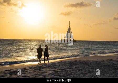 Tramonto sulla spiaggia ad Aruba Foto Stock