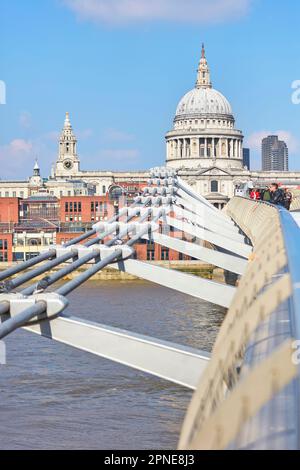 Il Millennium Bridge con il St. Paul Cathedral in background, Londra, Regno Unito. Foto Stock