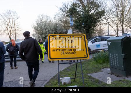 Aprile 2023 - controllo del traffico e pedonale all'incrocio stradale all'ingresso della Goodwood Members Meeting 80. Foto Stock