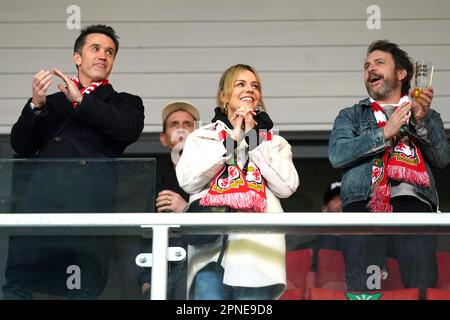 Il proprietario di Wrexham Rob McElhenney (a sinistra), Kaitlin Olson e Charlie Day durante la partita della Vanarama National League all'ippodromo di Wrexham. Data immagine: Martedì 18 aprile 2023. Foto Stock