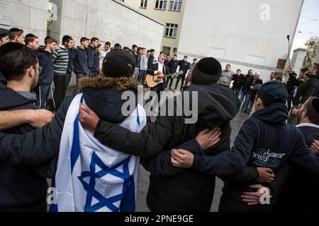 Un gruppo di studenti israeliani cantano al Muro del Monumento Umschlagplatz, che era l'ex cantiere di carico, dove dai 1942 ai 1943 tedeschi trasportarono ebrei dal Ghetto di Varsavia ai campi di sterminio. Quest’anno, il 19 aprile, il mondo celebrerà il 80th° anniversario della rivolta del Ghetto di Varsavia, la prima rivolta metropolitana su larga scala nell’Europa occupata dai nazisti. L'rivolta divenne un simbolo eterno della resistenza degli ebrei polacchi contro l'Olocausto. Tra i 1942 e i 1943 tedeschi trasportarono oltre 300.000 ebrei dal Ghetto di Varsavia al campo di sterminio di Treblinka e altri campi Foto Stock