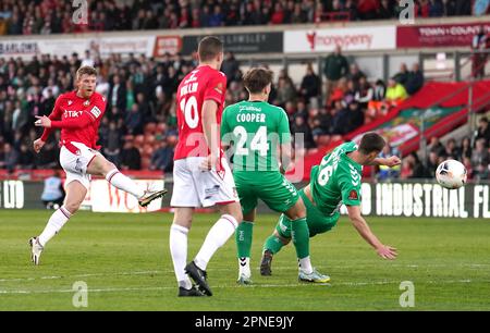 Andy Cannon di Wrexham (a sinistra) tenta un tiro in porta durante la partita della Vanarama National League presso l'ippodromo di Wrexham. Data immagine: Martedì 18 aprile 2023. Foto Stock