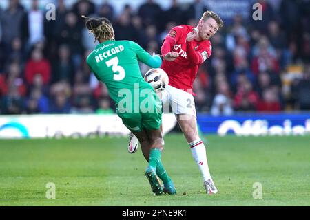 Andy Cannon di Wrexham (a destra) e Jamie Reckord di Yeovil Town combattono per la palla durante la partita della Vanarama National League presso l'ippodromo di Wrexham. Data immagine: Martedì 18 aprile 2023. Foto Stock