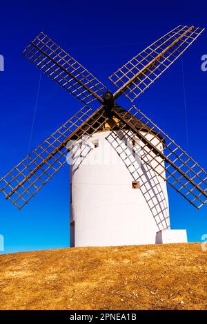 Mulino a vento su una collina sopra la pianura. Tembleque, Toledo, Castilla-la Mancha, Spagna, Europa Foto Stock