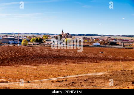 Paesaggio della città di Tembleque circondato da campi agricoli e l'autostrada A4. Tembleque, Toledo, Castilla-la Mancha, Spagna, Europa Foto Stock