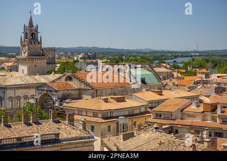 Avignone, in Provenza-Alpi-Côte Azzurra, Francia, Europa, paesaggio urbano con vista sul teatro dell'opera di Opera Grand Avignon (MID), torre del municipio Foto Stock