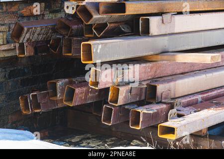 Tubi rettangolari in ferro. Raccordi da costruzione. Materiali metallici per costruzione.. Foto Stock