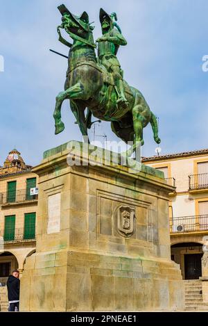 Statua equestre di Francisco Pizarro, conquistatore del Perù, nella piazza principale. Trujillo, Cáceres, Estremadura, Spagna, Europa Foto Stock