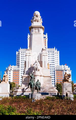 Monumento a Miguel de Cervantes, dietro l'edificio spagnolo - edificio España. Plaza de España - Piazza di Spagna. Madrid, Comunidad de Madrid, Spagna, Euro Foto Stock