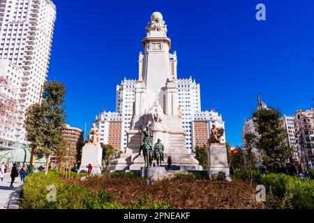 Monumento a Miguel de Cervantes, dietro l'edificio spagnolo - edificio España, e a sinistra la Torre de Madrid. Plaza de España - Piazza di Spagna. MAD Foto Stock