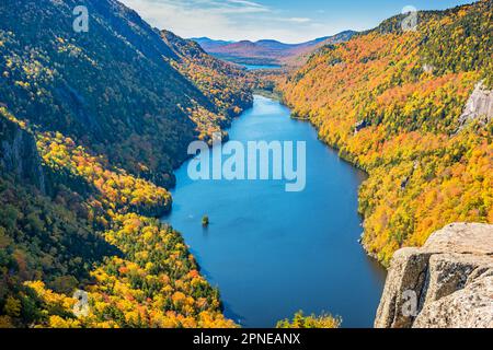 Lower Ausable Lake nelle Adirondack Mountains, New York state, USA durante i colori autunnali. Foto Stock