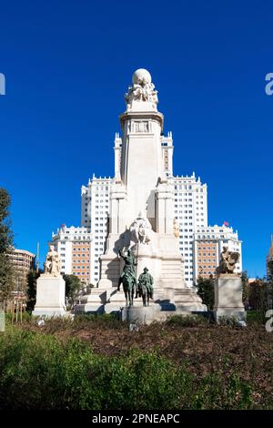 Monumento a Miguel de Cervantes, dietro l'edificio spagnolo - edificio España. Plaza de España - Piazza di Spagna. Madrid, Comunidad de Madrid, Spagna, Euro Foto Stock