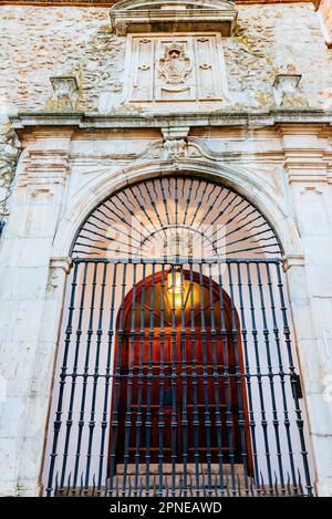 Particolare, Doric ordine porta in pietra. Teatro Lope de Vega - Teatro Lope de Vega, ex Collegio della Compagnia di Gesù. Inizialmente era un collegio, lat Foto Stock