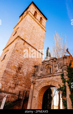 Torre e arco della chiesa di San Martín. Queste strutture appartenevano all'antica chiesa di San Martín Obispo. Ocaña, Toledo, Castilla la Mancha, S Foto Stock