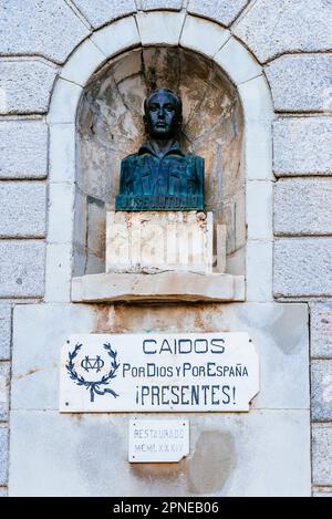 Particolare della nicchia con il busto di bronzo di Jose Antonio primo de Rivera, fondatore della Falange spagnola, un movimento politico di ideologia fascista. MO Foto Stock