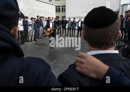 18 aprile 2023, Varsavia, Mazowieckie, Polonia: Un gruppo di studenti israeliani cantano al Muro del Monumento Umschlagplatz, che era l'ex cantiere di carico, dove dai 1942 ai 1943 tedeschi trasportarono ebrei dal Ghetto di Varsavia ai campi di sterminio. Quest'anno, il 19 aprile, il mondo celebrerà il 80th° anniversario della rivolta del Ghetto di Varsavia ''“, la prima rivolta metropolitana su larga scala nell'Europa occupata dai nazisti. L'rivolta divenne un simbolo eterno della resistenza degli ebrei polacchi contro l'Olocausto. Tra i 1942 e i 1943 tedeschi trasportarono oltre 300.000 ebrei dal Ghetto di Varsavia alla morte ca Foto Stock