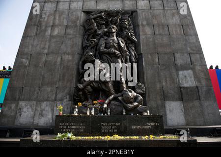 Varsavia, Mazowieckie, Polonia. 18th Apr, 2023. Il Monumento agli Eroi del Ghetto commemora i ribelli ebrei del Ghetto di Varsavia, che durarono dal 19 aprile 1943 al 16 maggio 1943. Quest'anno, il 19 aprile, il mondo celebrerà il 80th° anniversario della rivolta del Ghetto di Varsavia ''“, la prima rivolta metropolitana su larga scala nell'Europa occupata dai nazisti. L'rivolta divenne un simbolo eterno della resistenza degli ebrei polacchi contro l'Olocausto. Tra i 1942 e i 1943 tedeschi trasportarono oltre 300.000 ebrei dal Ghetto di Varsavia al campo di sterminio di Treblinka e altri campi.Un giorno prima del funzionario Foto Stock