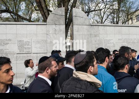 18 aprile 2023, Varsavia, Mazowieckie, Polonia: Un gruppo di studenti israeliani cantano al Muro del Monumento Umschlagplatz, che era l'ex cantiere di carico, dove dai 1942 ai 1943 tedeschi trasportarono ebrei dal Ghetto di Varsavia ai campi di sterminio. Quest'anno, il 19 aprile, il mondo celebrerà il 80th° anniversario della rivolta del Ghetto di Varsavia ''“, la prima rivolta metropolitana su larga scala nell'Europa occupata dai nazisti. L'rivolta divenne un simbolo eterno della resistenza degli ebrei polacchi contro l'Olocausto. Tra i 1942 e i 1943 tedeschi trasportarono oltre 300.000 ebrei dal Ghetto di Varsavia alla morte ca Foto Stock