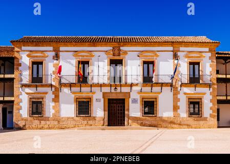 Municipio nella piazza principale - Plza Mayor. Tembleque, Toledo, Castilla-la Mancha, Spagna, Europa Foto Stock