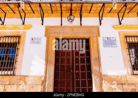 Dettaglio ingresso e porta in legno. Municipio nella piazza principale - Plaza Mayor. Tembleque, Toledo, Castilla-la Mancha, Spagna, Europa Foto Stock