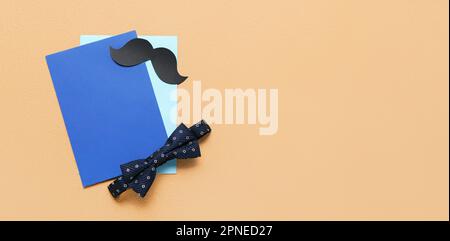 Carte vuote, baffi di carta e bowtie su sfondo beige con spazio per il testo. Festa del papà Foto Stock