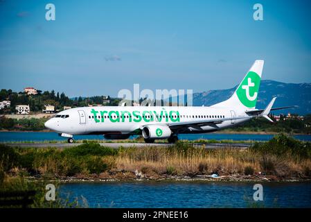 Kerkyra, Grecia - 09 24 2022: L'aereo di Transavia si prepara per il decollo dall'aeroporto di Corfù. Gestione del tempo e viaggi aerei. Foto Stock