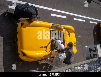 Aprile 2023 - Pit Lane Action, cambio conducente durante la riunione dei membri Goodwood 80. Foto Stock