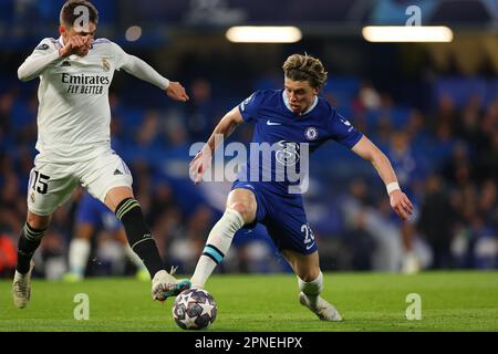 18th aprile 2023; Stamford Bridge, Chelsea, Londra, Inghilterra: Champions League Football, Quarter Final, Second LEG, Chelsea contro Real Madrid; Federico Valverde del Real Madrid compete per la palla con Conor Gallagher di Chelsea Foto Stock