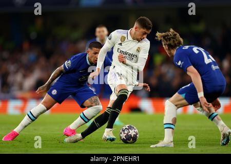 18th aprile 2023; Stamford Bridge, Chelsea, Londra, Inghilterra: Champions League Football, Quarter Final, Second LEG, Chelsea contro Real Madrid; Federico Valverde del Real Madrid prende su Conor Gallagher di Chelsea Foto Stock