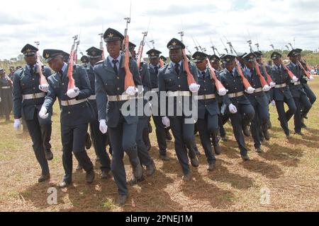 Monte Darwin, Zimbabwe. 18th Apr, 2023. I soldati partecipano a una parata durante le celebrazioni della Giornata dell'Indipendenza a Mount Darwin, nella provincia centrale del Mashonaland, in Zimbabwe, il 18 aprile 2023. Lo Zimbabwe ha celebrato il suo 43rd° anniversario di indipendenza martedì con il presidente Emmerson Mnangagwa che saluta gli sforzi di liberazione e post-indipendenza mentre il paese si fa avanti per diventare un'economia a medio reddito entro il 2030. Credit: Tafara Mugwara/Xinhua/Alamy Live News Foto Stock