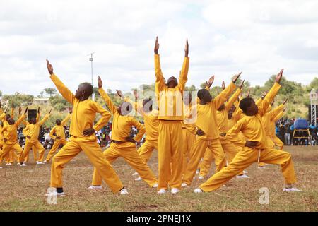 Monte Darwin, Zimbabwe. 18th Apr, 2023. I bambini si esibiscono durante le celebrazioni del giorno dell'Indipendenza a Mount Darwin, nella provincia centrale di Mashonaland, nello Zimbabwe, il 18 aprile 2023. Lo Zimbabwe ha celebrato il suo 43rd° anniversario di indipendenza martedì con il presidente Emmerson Mnangagwa che saluta gli sforzi di liberazione e post-indipendenza mentre il paese si fa avanti per diventare un'economia a medio reddito entro il 2030. Credit: Tafara Mugwara/Xinhua/Alamy Live News Foto Stock