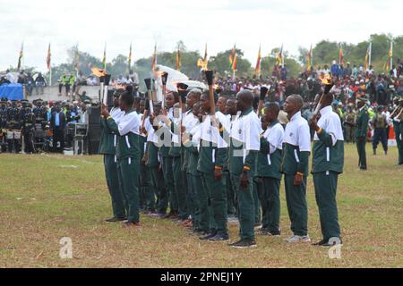 Monte Darwin, Zimbabwe. 18th Apr, 2023. Gli studenti tengono le torce durante le celebrazioni della Giornata dell'Indipendenza a Mount Darwin, nella Provincia Centrale di Mashonaland, Zimbabwe, il 18 aprile 2023. Lo Zimbabwe ha celebrato il suo 43rd° anniversario di indipendenza martedì con il presidente Emmerson Mnangagwa che saluta gli sforzi di liberazione e post-indipendenza mentre il paese si fa avanti per diventare un'economia a medio reddito entro il 2030. Credit: Tafara Mugwara/Xinhua/Alamy Live News Foto Stock