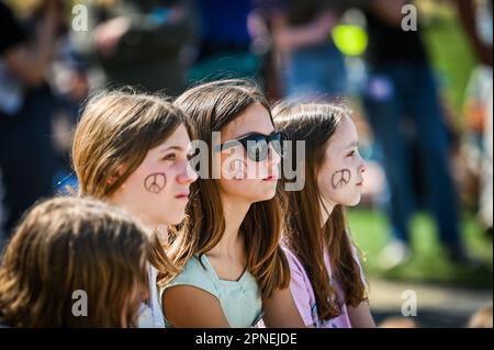 I giovani del 2023° Rally for the Planet della Youth lobby presso la Vermont state House, Montpelier, VT, USA, hanno simboli di pace sul loro volto. Foto Stock