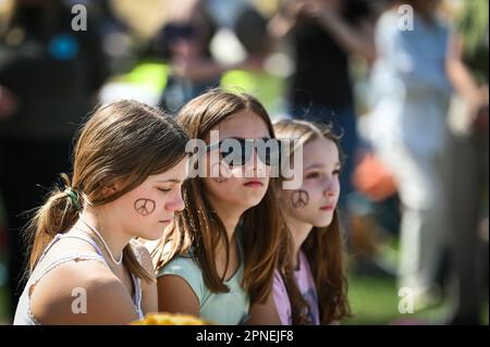 I giovani del 2023° Rally for the Planet della Youth lobby presso la Vermont state House, Montpelier, VT, USA, hanno simboli di pace sul loro volto. Foto Stock