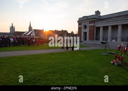 Ieper, Belgio. 18th Apr, 2023. L'illustrazione mostra la cerimonia dell'ultimo alberino alla Commissione delle tombe di guerra del Commonwealth Ypres Memorial al Menenpoort in Ieper (porta di Menin, Ypres) martedì 18 aprile 2023. Dato che sono iniziati i lavori di ristrutturazione della porta Menin, l'ultimo post viene ora riprodotto in un'altra posizione. I lavori dureranno circa due anni e costeranno un totale di circa 4 milioni di euro. L'ultimo Post continuerà durante il rinnovo delle fortezze vicino alla porta Menin. BELGA PHOTO KURT DESPLENTER Credit: Belga News Agency/Alamy Live News Foto Stock