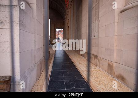 Ieper, Belgio. 18th Apr, 2023. L'illustrazione mostra la cerimonia dell'ultimo alberino alla Commissione delle tombe di guerra del Commonwealth Ypres Memorial al Menenpoort in Ieper (porta di Menin, Ypres) martedì 18 aprile 2023. Dato che sono iniziati i lavori di ristrutturazione della porta Menin, l'ultimo post viene ora riprodotto in un'altra posizione. I lavori dureranno circa due anni e costeranno un totale di circa 4 milioni di euro. L'ultimo Post continuerà durante il rinnovo delle fortezze vicino alla porta Menin. BELGA PHOTO KURT DESPLENTER Credit: Belga News Agency/Alamy Live News Foto Stock