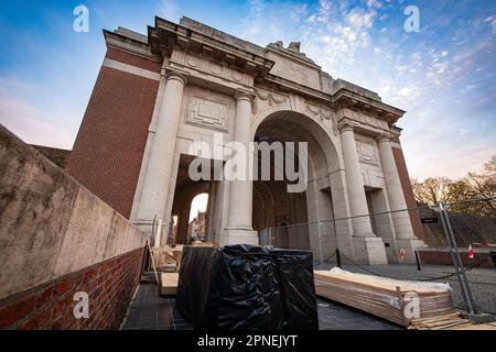 Ieper, Belgio. 18th Apr, 2023. L'illustrazione mostra la cerimonia dell'ultimo alberino alla Commissione delle tombe di guerra del Commonwealth Ypres Memorial al Menenpoort in Ieper (porta di Menin, Ypres) martedì 18 aprile 2023. Dato che sono iniziati i lavori di ristrutturazione della porta Menin, l'ultimo post viene ora riprodotto in un'altra posizione. I lavori dureranno circa due anni e costeranno un totale di circa 4 milioni di euro. L'ultimo Post continuerà durante il rinnovo delle fortezze vicino alla porta Menin. BELGA PHOTO KURT DESPLENTER Credit: Belga News Agency/Alamy Live News Foto Stock