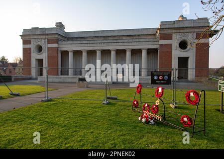 Ieper, Belgio. 18th Apr, 2023. L'illustrazione mostra la cerimonia dell'ultimo alberino alla Commissione delle tombe di guerra del Commonwealth Ypres Memorial al Menenpoort in Ieper (porta di Menin, Ypres) martedì 18 aprile 2023. Dato che sono iniziati i lavori di ristrutturazione della porta Menin, l'ultimo post viene ora riprodotto in un'altra posizione. I lavori dureranno circa due anni e costeranno un totale di circa 4 milioni di euro. L'ultimo Post continuerà durante il rinnovo delle fortezze vicino alla porta Menin. BELGA PHOTO KURT DESPLENTER Credit: Belga News Agency/Alamy Live News Foto Stock