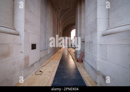 Ieper, Belgio. 18th Apr, 2023. L'illustrazione mostra la cerimonia dell'ultimo alberino alla Commissione delle tombe di guerra del Commonwealth Ypres Memorial al Menenpoort in Ieper (porta di Menin, Ypres) martedì 18 aprile 2023. Dato che sono iniziati i lavori di ristrutturazione della porta Menin, l'ultimo post viene ora riprodotto in un'altra posizione. I lavori dureranno circa due anni e costeranno un totale di circa 4 milioni di euro. L'ultimo Post continuerà durante il rinnovo delle fortezze vicino alla porta Menin. BELGA PHOTO KURT DESPLENTER Credit: Belga News Agency/Alamy Live News Foto Stock