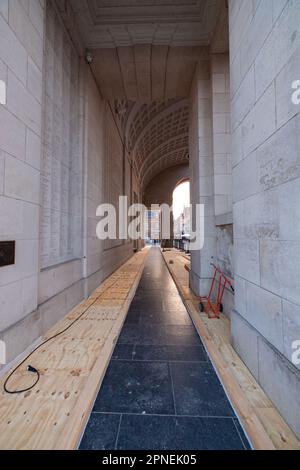 Ieper, Belgio. 18th Apr, 2023. L'illustrazione mostra la cerimonia dell'ultimo alberino alla Commissione delle tombe di guerra del Commonwealth Ypres Memorial al Menenpoort in Ieper (porta di Menin, Ypres) martedì 18 aprile 2023. Dato che sono iniziati i lavori di ristrutturazione della porta Menin, l'ultimo post viene ora riprodotto in un'altra posizione. I lavori dureranno circa due anni e costeranno un totale di circa 4 milioni di euro. L'ultimo Post continuerà durante il rinnovo delle fortezze vicino alla porta Menin. BELGA PHOTO KURT DESPLENTER Credit: Belga News Agency/Alamy Live News Foto Stock