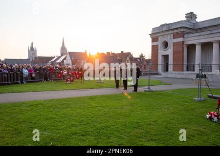 Ieper, Belgio. 18th Apr, 2023. L'illustrazione mostra la cerimonia dell'ultimo alberino alla Commissione delle tombe di guerra del Commonwealth Ypres Memorial al Menenpoort in Ieper (porta di Menin, Ypres) martedì 18 aprile 2023. Dato che sono iniziati i lavori di ristrutturazione della porta Menin, l'ultimo post viene ora riprodotto in un'altra posizione. I lavori dureranno circa due anni e costeranno un totale di circa 4 milioni di euro. L'ultimo Post continuerà durante il rinnovo delle fortezze vicino alla porta Menin. BELGA PHOTO KURT DESPLENTER Credit: Belga News Agency/Alamy Live News Foto Stock