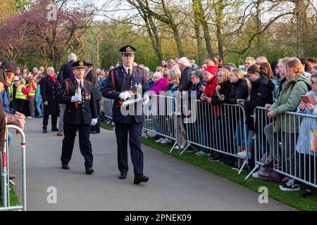 Ieper, Belgio. 18th Apr, 2023. L'illustrazione mostra la cerimonia dell'ultimo alberino alla Commissione delle tombe di guerra del Commonwealth Ypres Memorial al Menenpoort in Ieper (porta di Menin, Ypres) martedì 18 aprile 2023. Dato che sono iniziati i lavori di ristrutturazione della porta Menin, l'ultimo post viene ora riprodotto in un'altra posizione. I lavori dureranno circa due anni e costeranno un totale di circa 4 milioni di euro. L'ultimo Post continuerà durante il rinnovo delle fortezze vicino alla porta Menin. BELGA PHOTO KURT DESPLENTER Credit: Belga News Agency/Alamy Live News Foto Stock