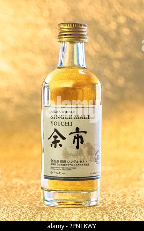 Hokkaido, giappone - aprile 05 2023: Primo piano su una piccola bottiglia di single malt Yoichi dal distillatore giapponese Nikka Whisky esposto su un lux Foto Stock