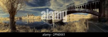 Catedral de Salamanca desde el Tormes, fotografía infarroja Foto Stock