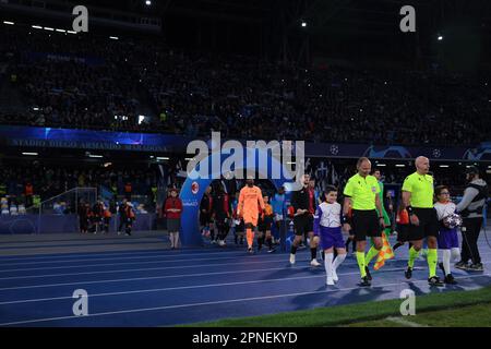 Napoli, Italia. 18th Apr, 2023. I giocatori e gli ufficiali entrano nel campo di gioco con le mascotte per la partita della UEFA Champions League allo Stadio Diego Armando Maradona, Napoli. Il credito per le immagini dovrebbe essere: Jonathan Moskrop/Sportimage Credit: Sportimage/Alamy Live News Foto Stock