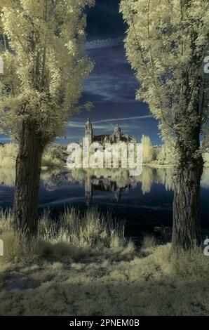 Catedral de Salamanca desde el Tormes, fotografía infarroja Foto Stock